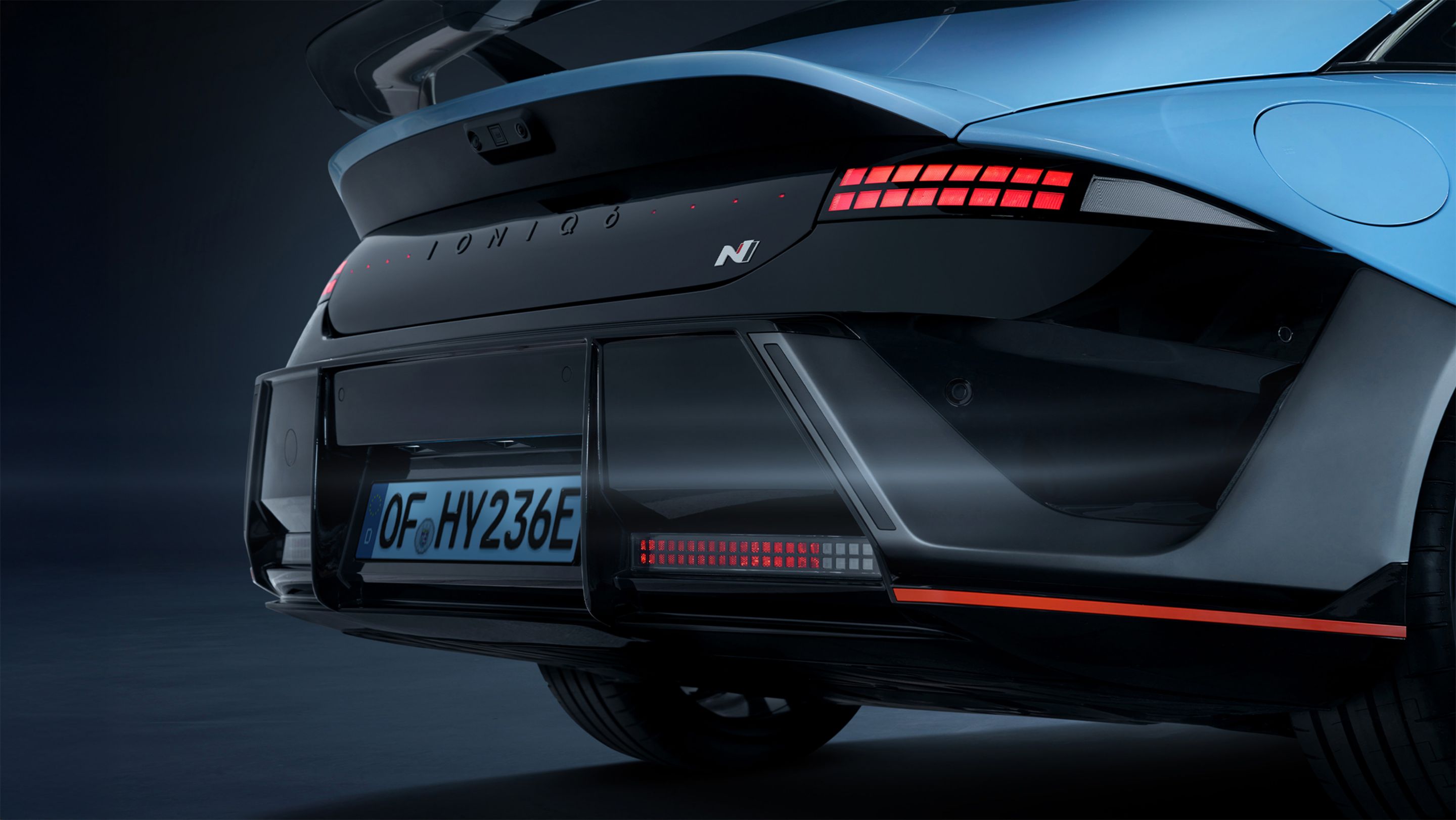 Hátsó részlet: a Hyundai IONIQ 6 N sportos diffúzora és integrált zárófényei.