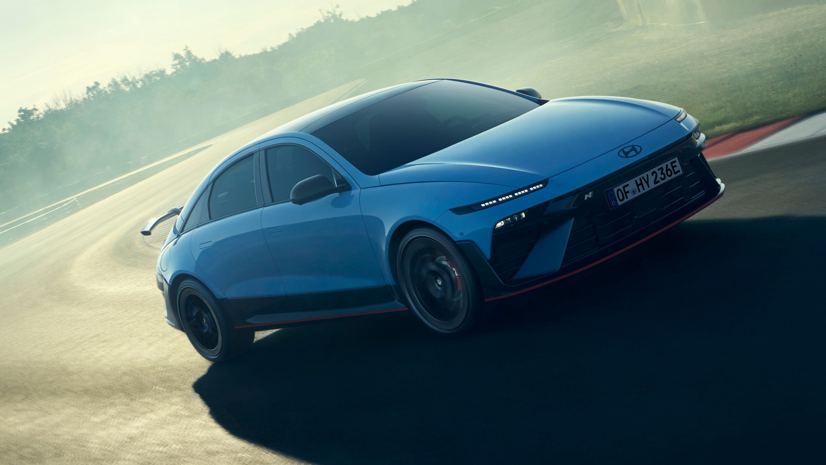 A Hyundai IONIQ 6 N nagy gázzal kanyarodik, párás környezetben demonstrálva teljesítményét.