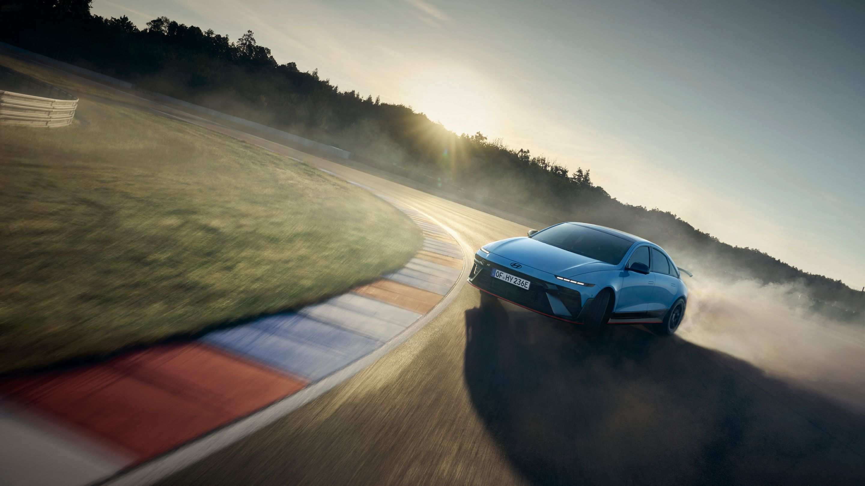 A Hyundai IONIQ 6 N íven driftel: a napfelkeltekor készült fénykép megragadja a nagy sebességű vezetés izgalmát.