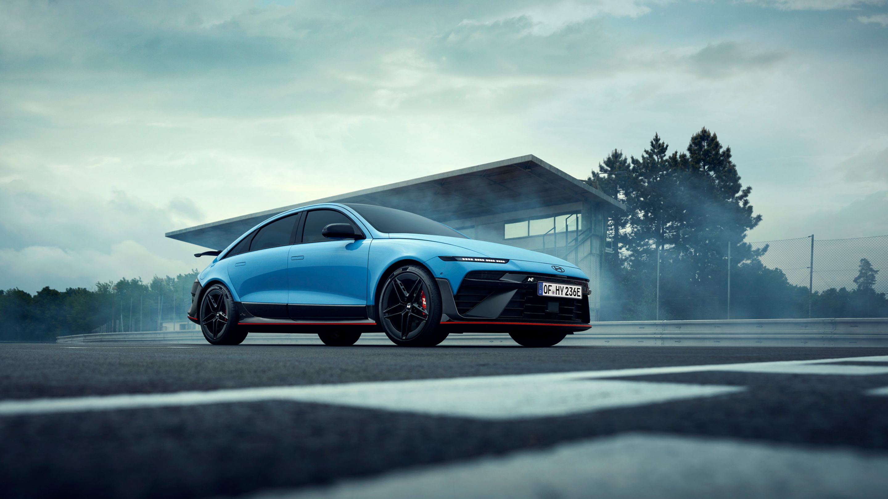 IONIQ 6 N dinamikus környezetben, kihangsúlyozva a modell sportos formatervét és nagy teljesítményű jellemzőit.