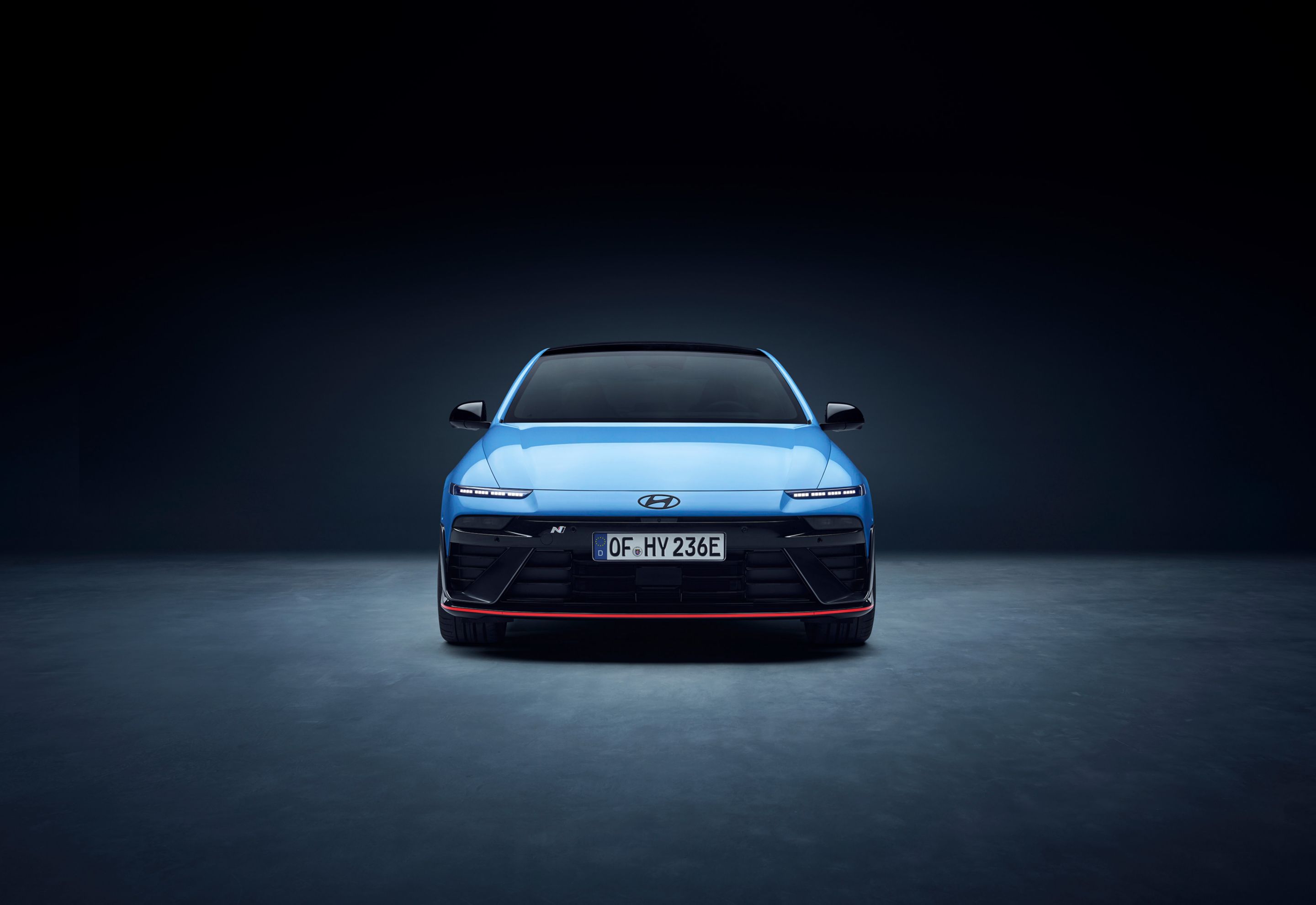 A Hyundai IONIQ 6 N szemből: merész kialakítású hűtőmaszk, jellegzetes rajzolatú fényszórók.