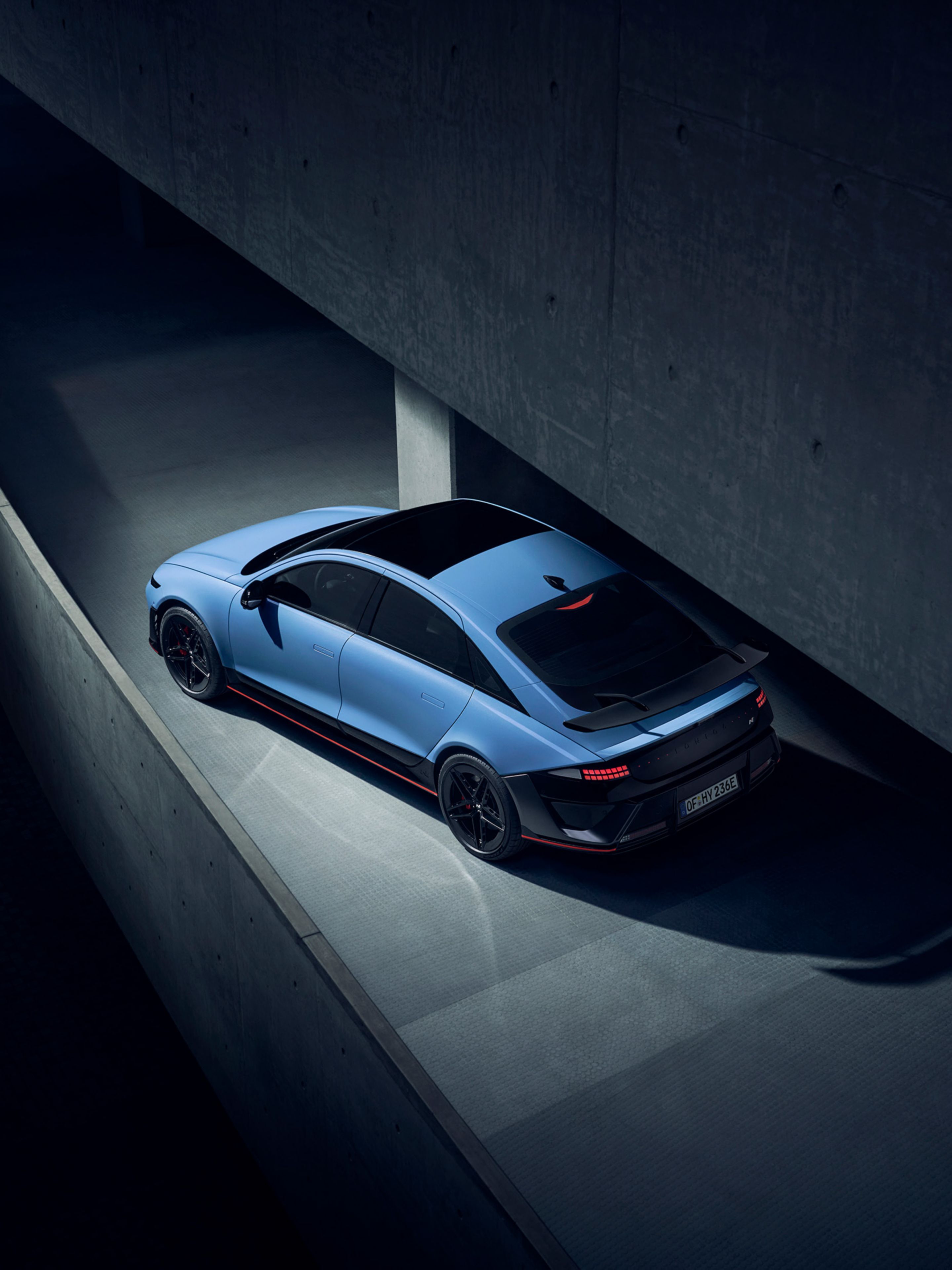 Hyundai IONIQ 6 N ívelt rámpán, felülről. Fókuszban az áramvonalas tető és a hátsó szárny.