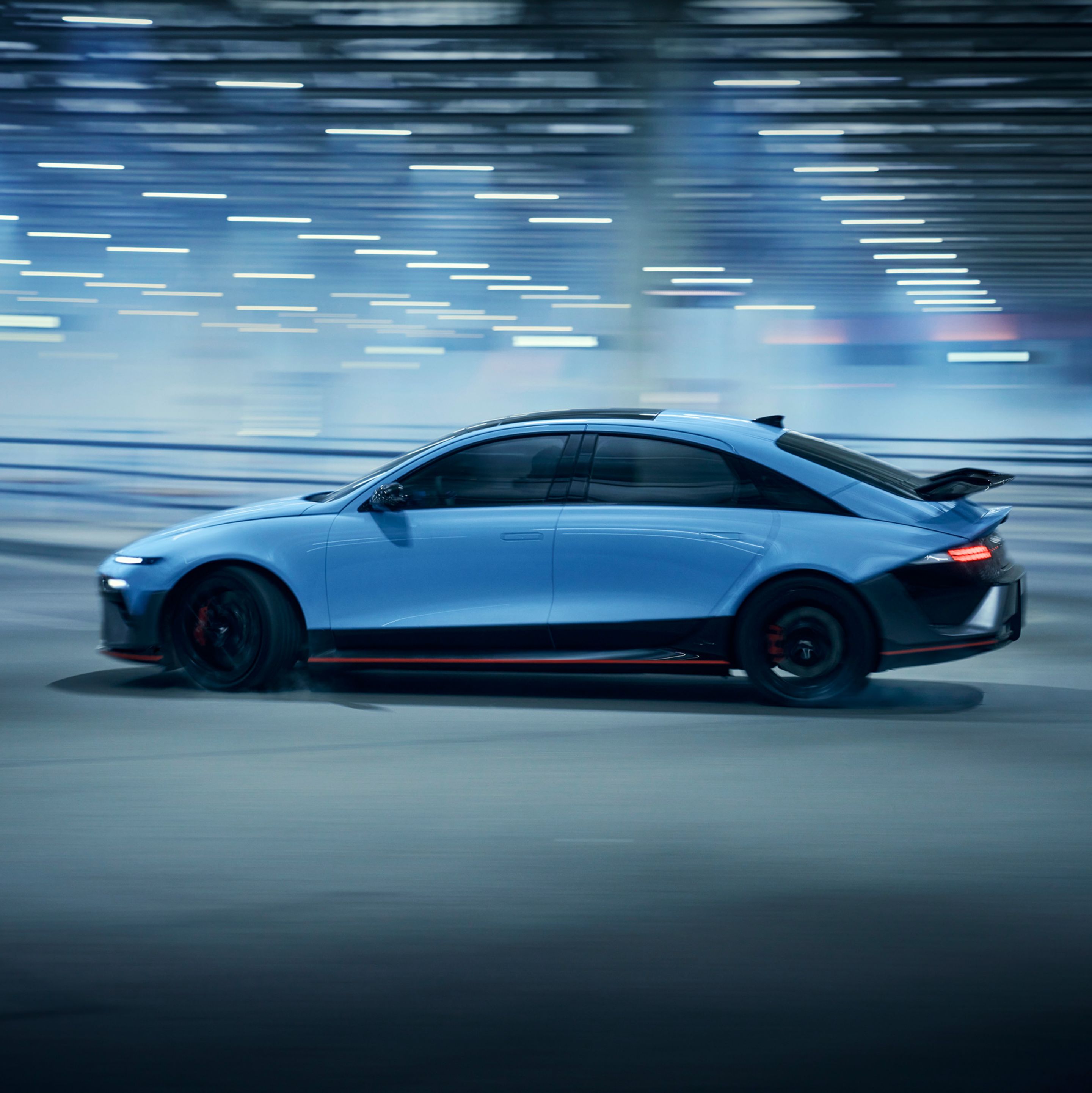 A Hyundai IONIQ 6 N oldalról mozgás közben, kiemelve a sebességet és az aerodinamikai hatékonyságot.