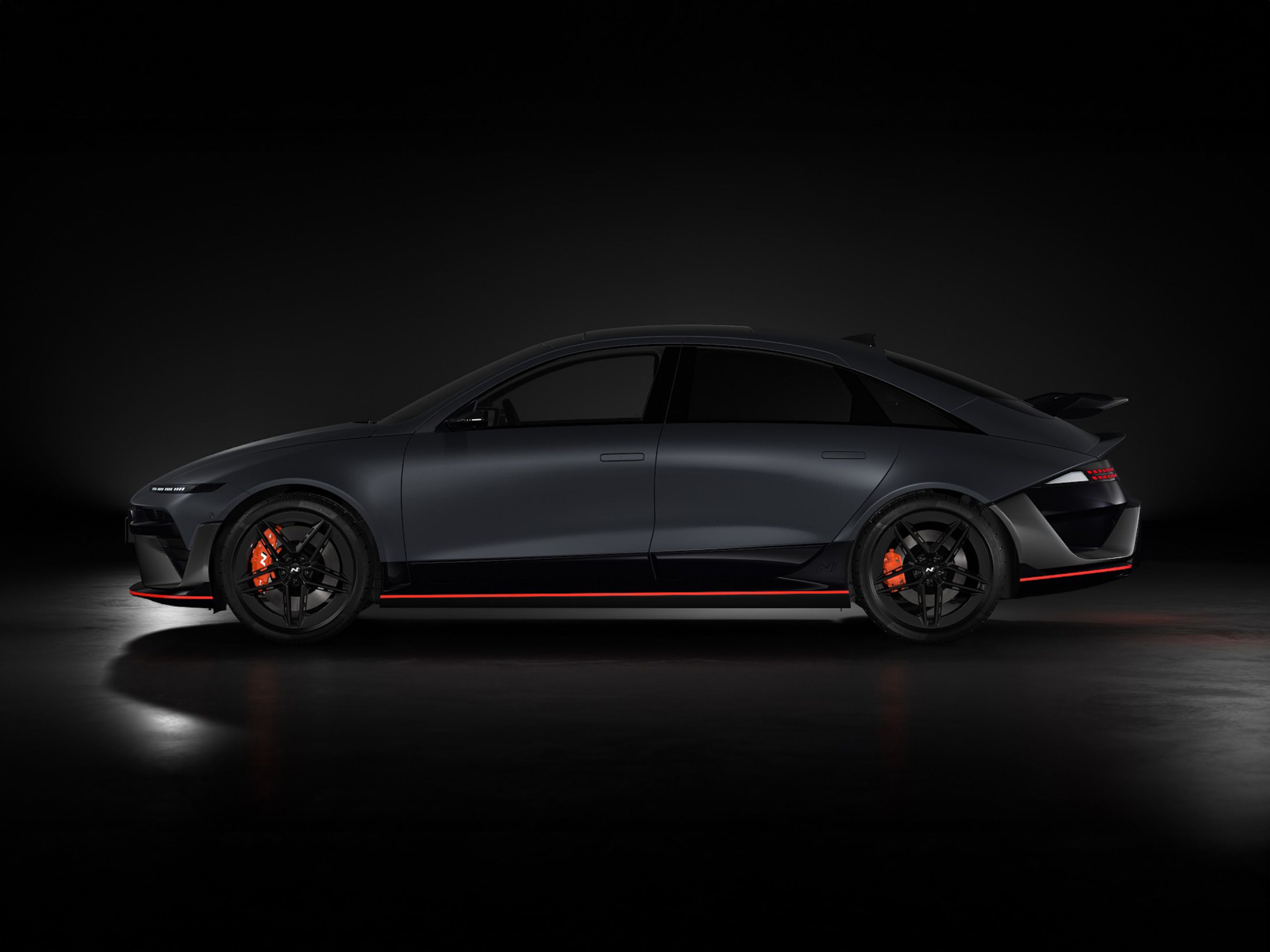 IONIQ 6 N Nocturne Grey matt fényezéssel, oldalnézetből.