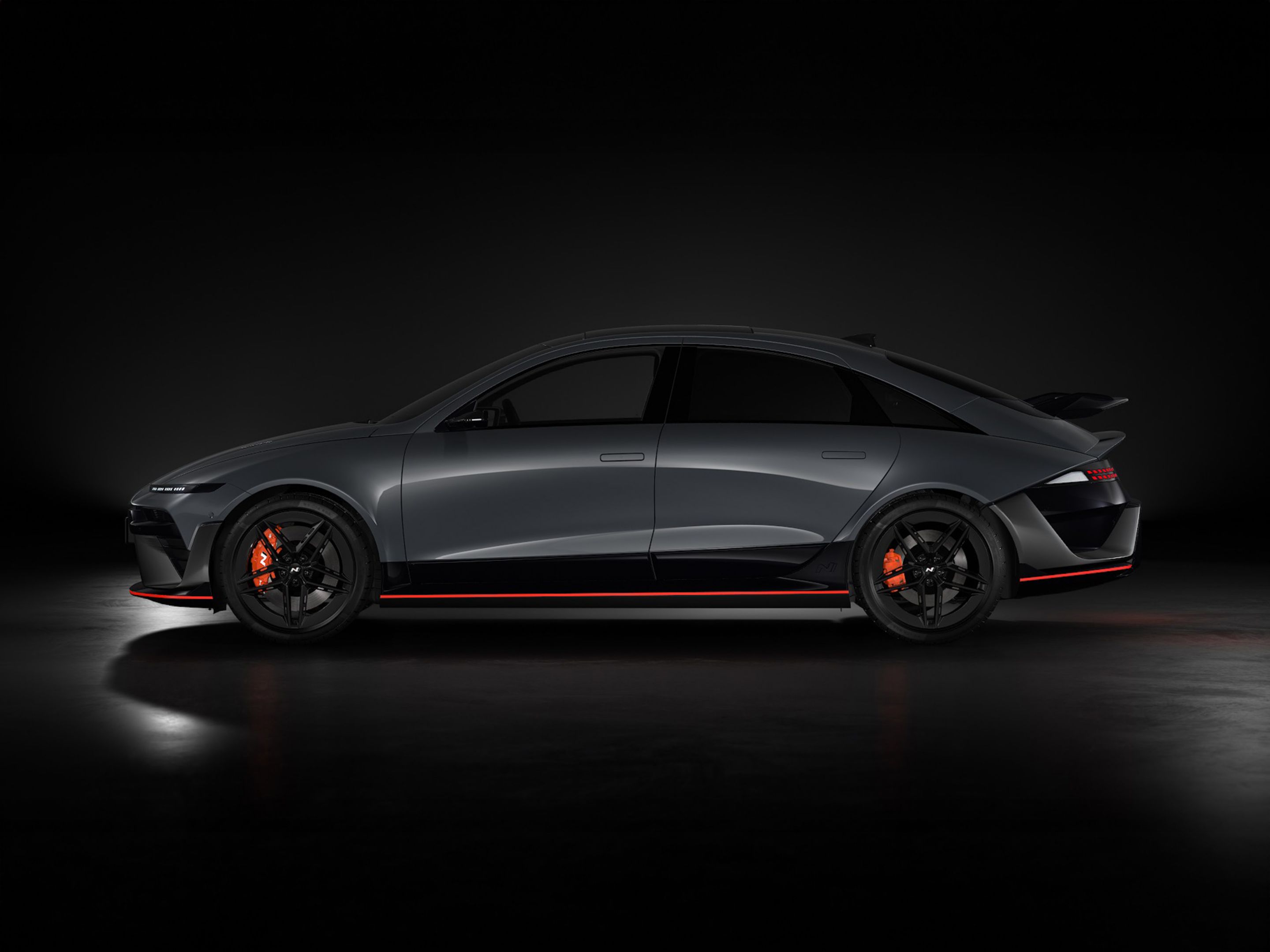 IONIQ 6 N Nocturne Grey metálfényben, oldalnézetből.