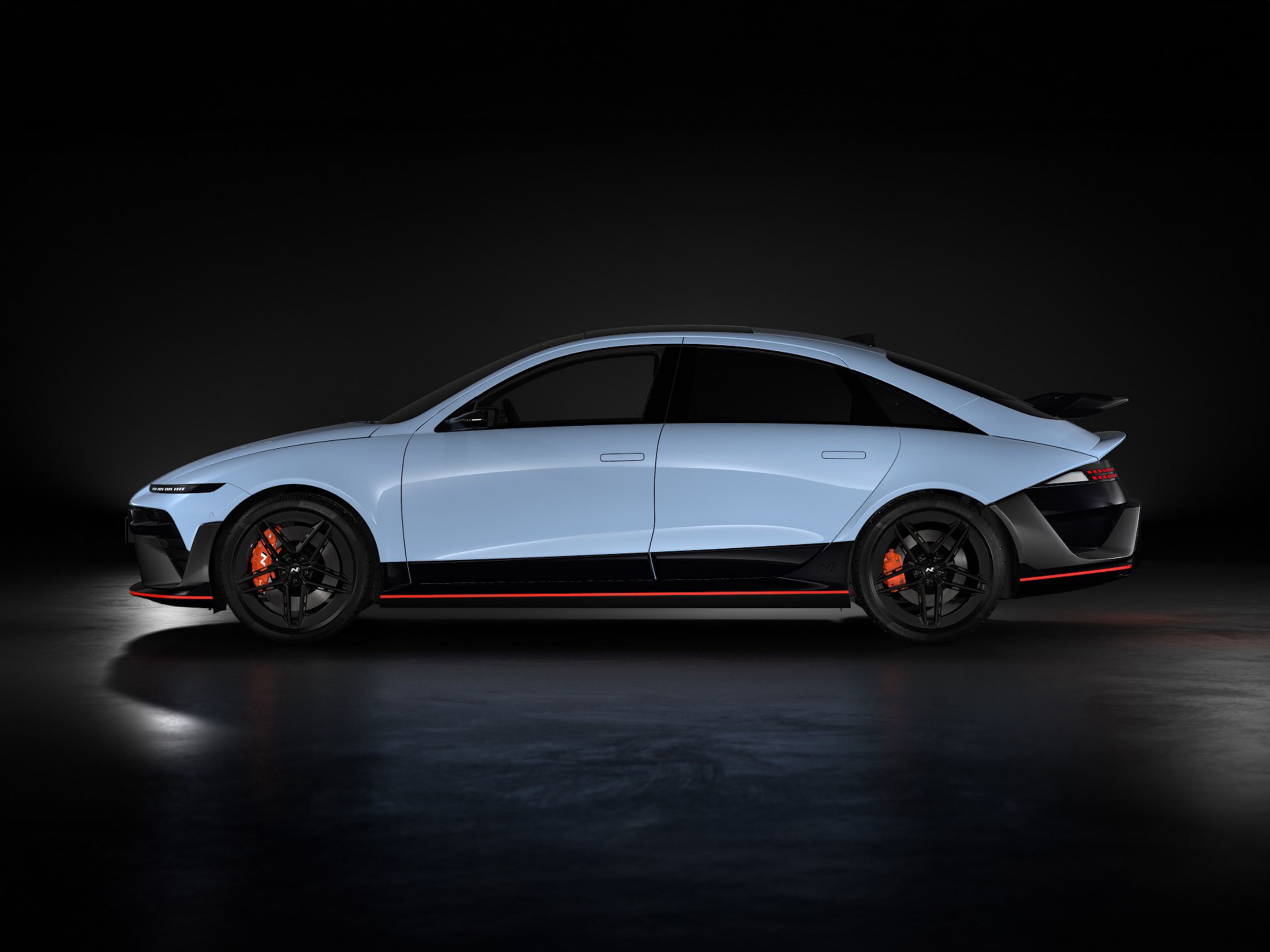 IONIQ 6 N Performance Blue gyöngyház színben, oldalnézetből.