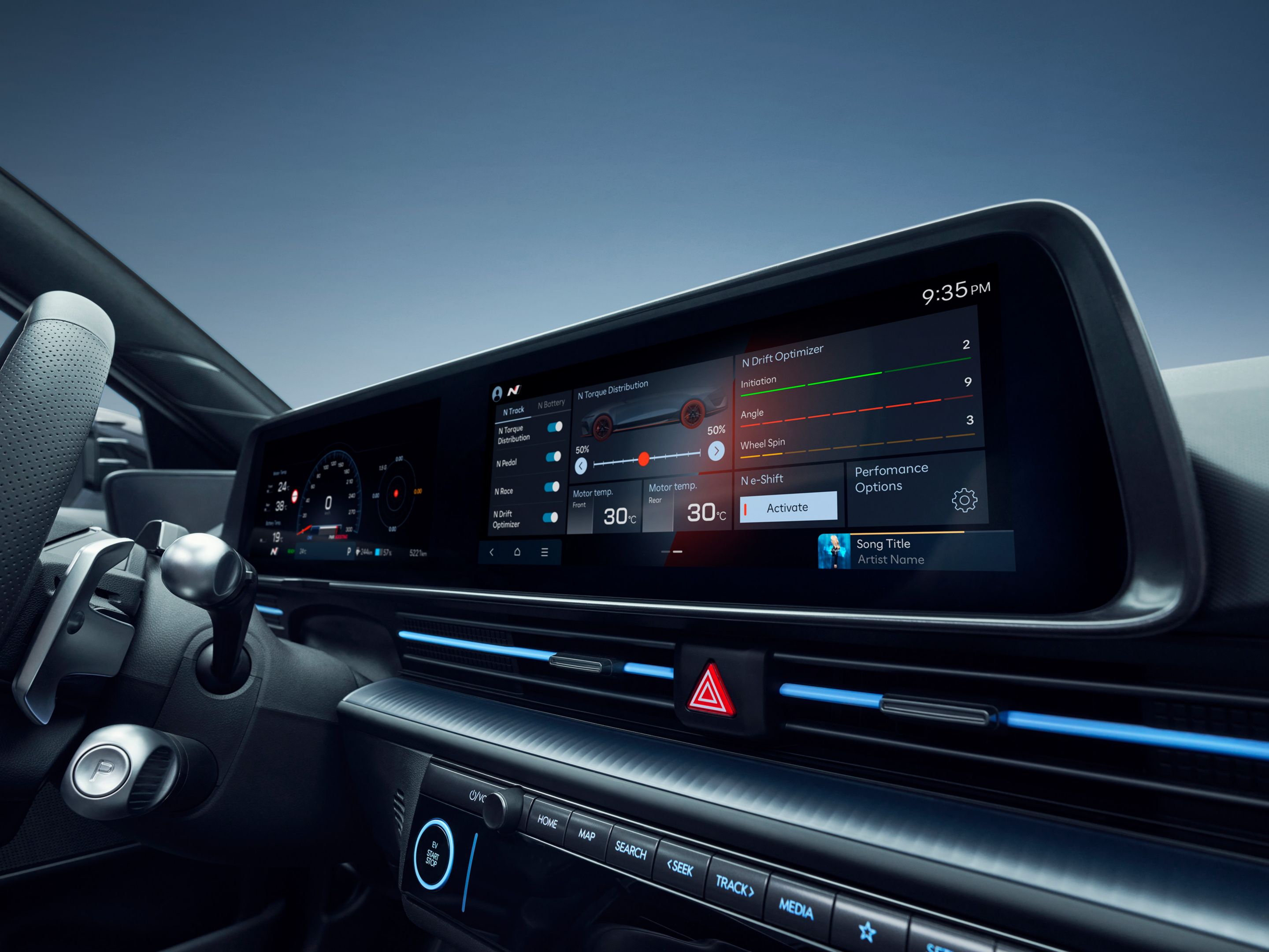 Hyundai IONIQ 6 N digitális műszeregysége és műszerfala, rajta menetdinamikai és konfigurációs adatokkal.