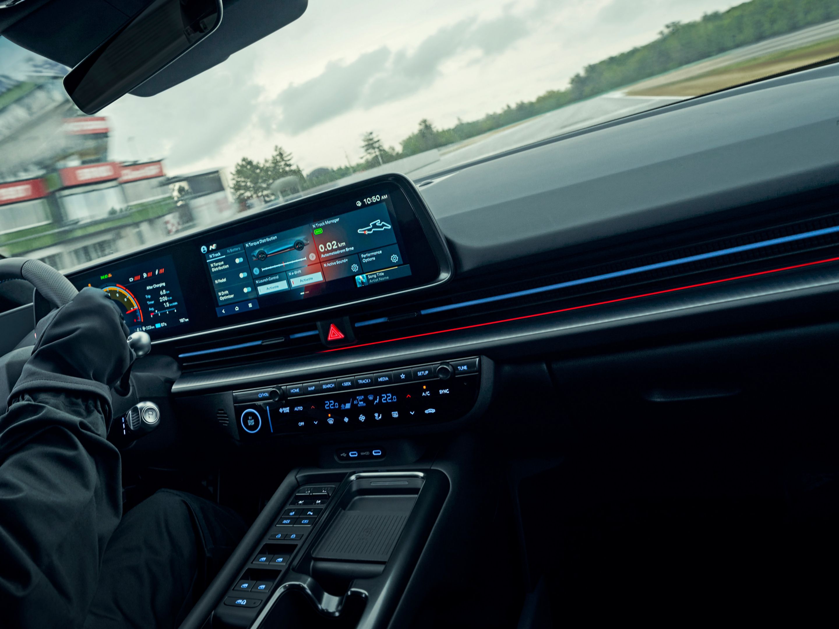 IONIQ 6 N vezetői környezete közelről, vezetés közben. Fókuszban az interaktív digitális kezelőfelület.