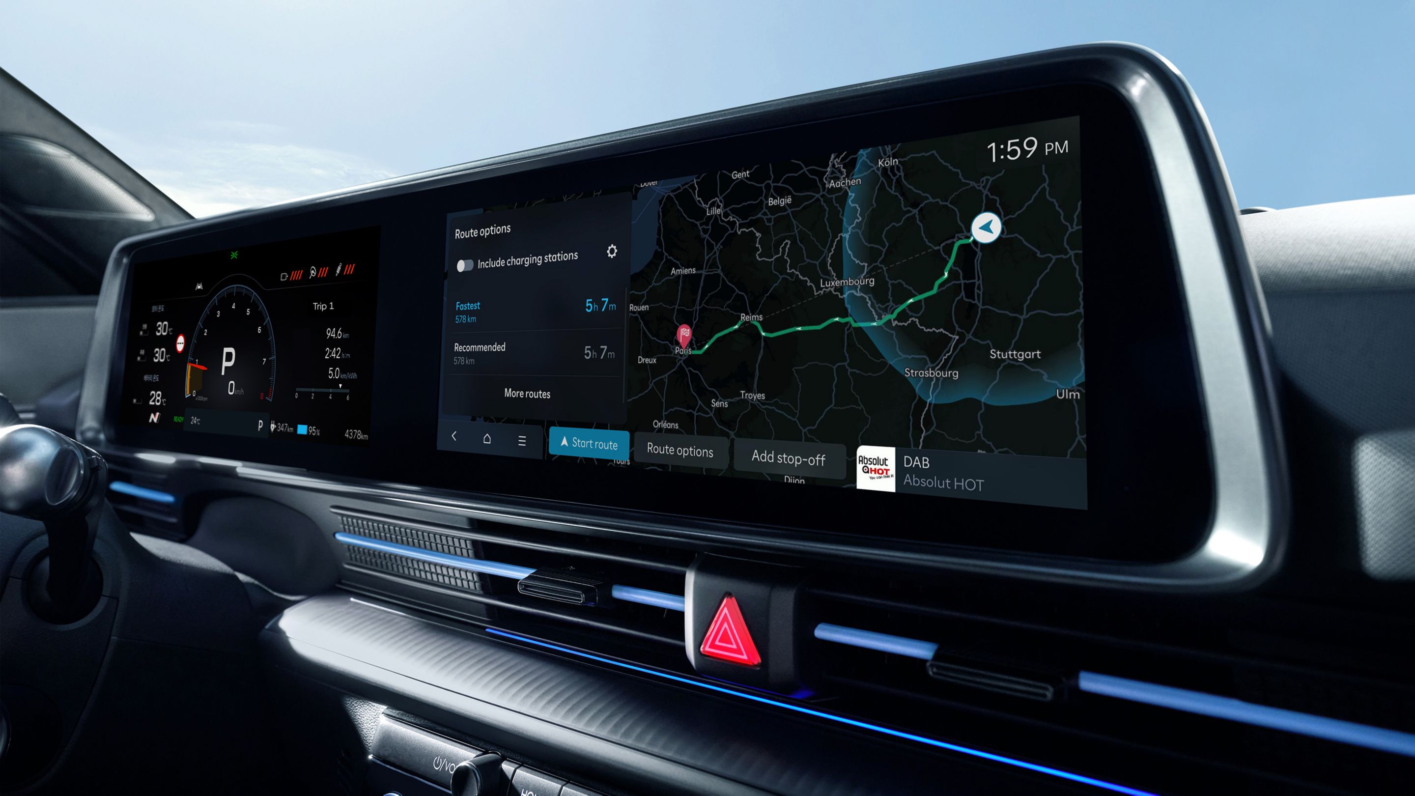 Az IONIQ 6 N belső kijelzője: a széles formátumú, ívelt infotainment képernyőn a navigációs térkép és a digitális vezetőtájékoztatás jelenik meg.