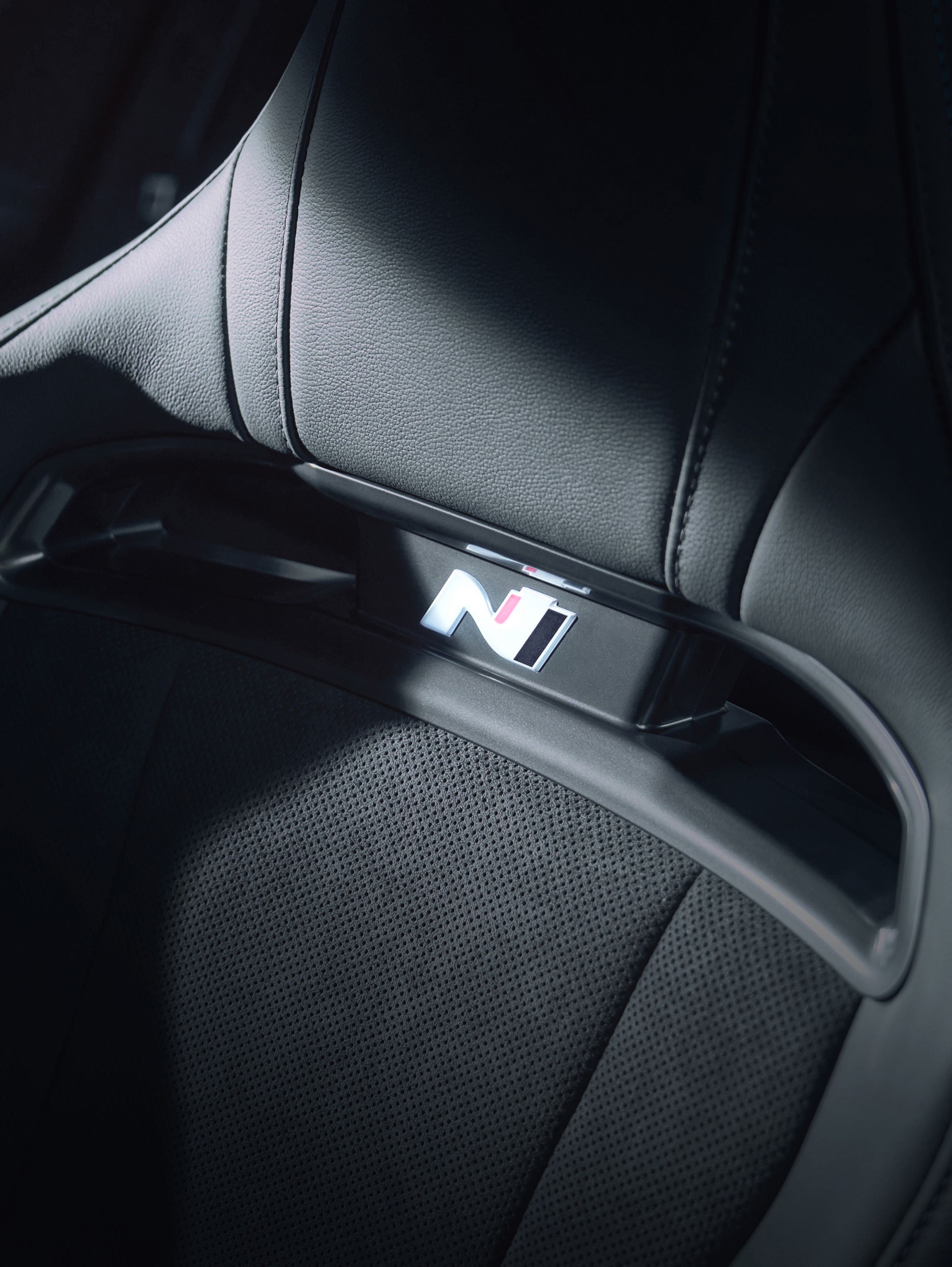 A Hyundai IONIQ 6 N kagylóülésén elhelyezett N logó közelről.