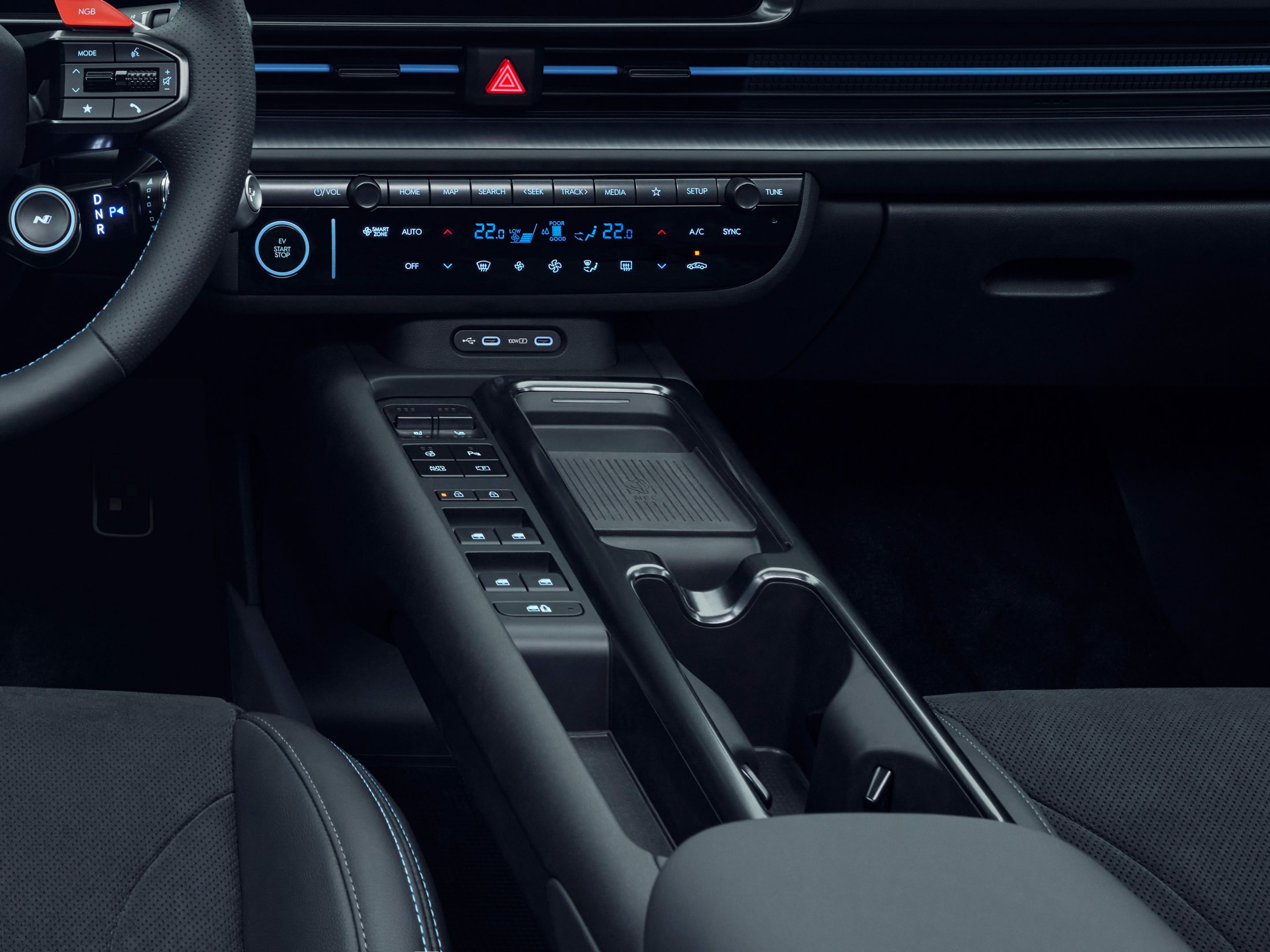 Hyundai IONIQ 6 N középkonzol, modern kezelőszervekkel és tárolórekeszekkel.