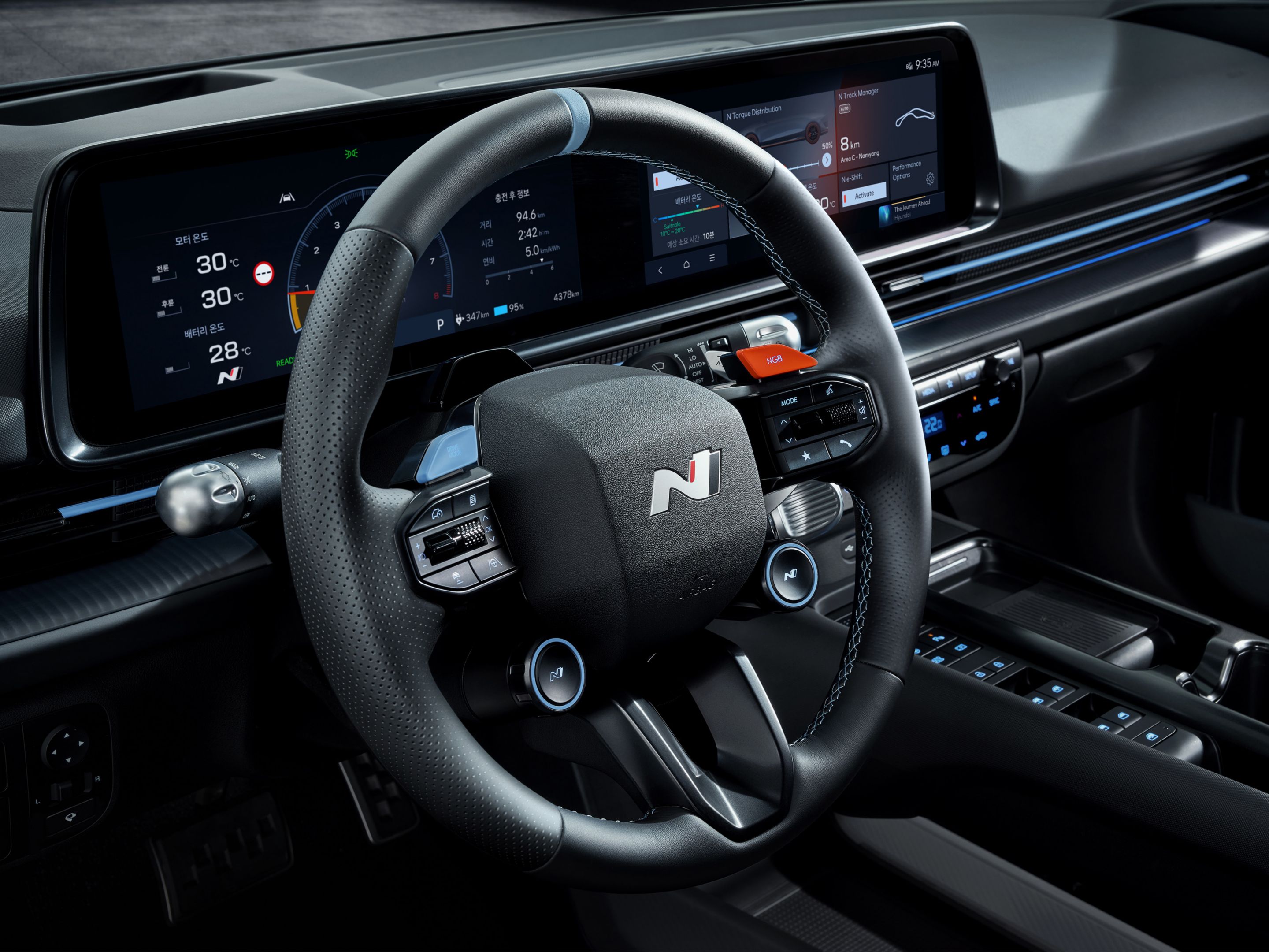 Hyundai IONIQ 6 N kormánykerék nyomógombokkal, háttérben a digitális műszeregységgel.