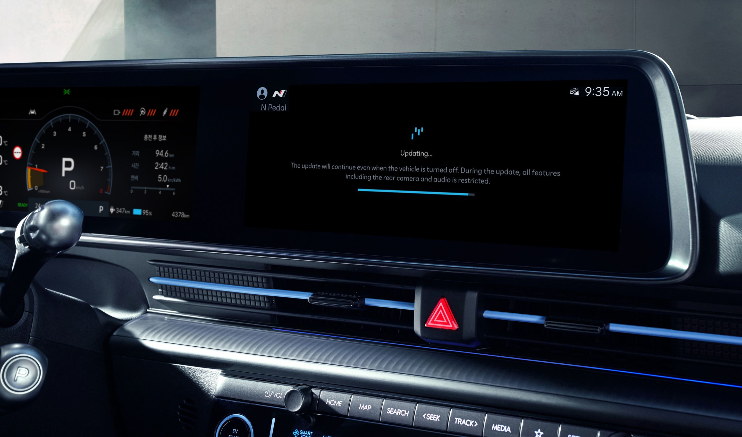 Hyundai IONIQ 6 N belső tere dupla digitális kijelzővel, folyamatban lévő OTA frissítésről tájékoztató képernyővel.