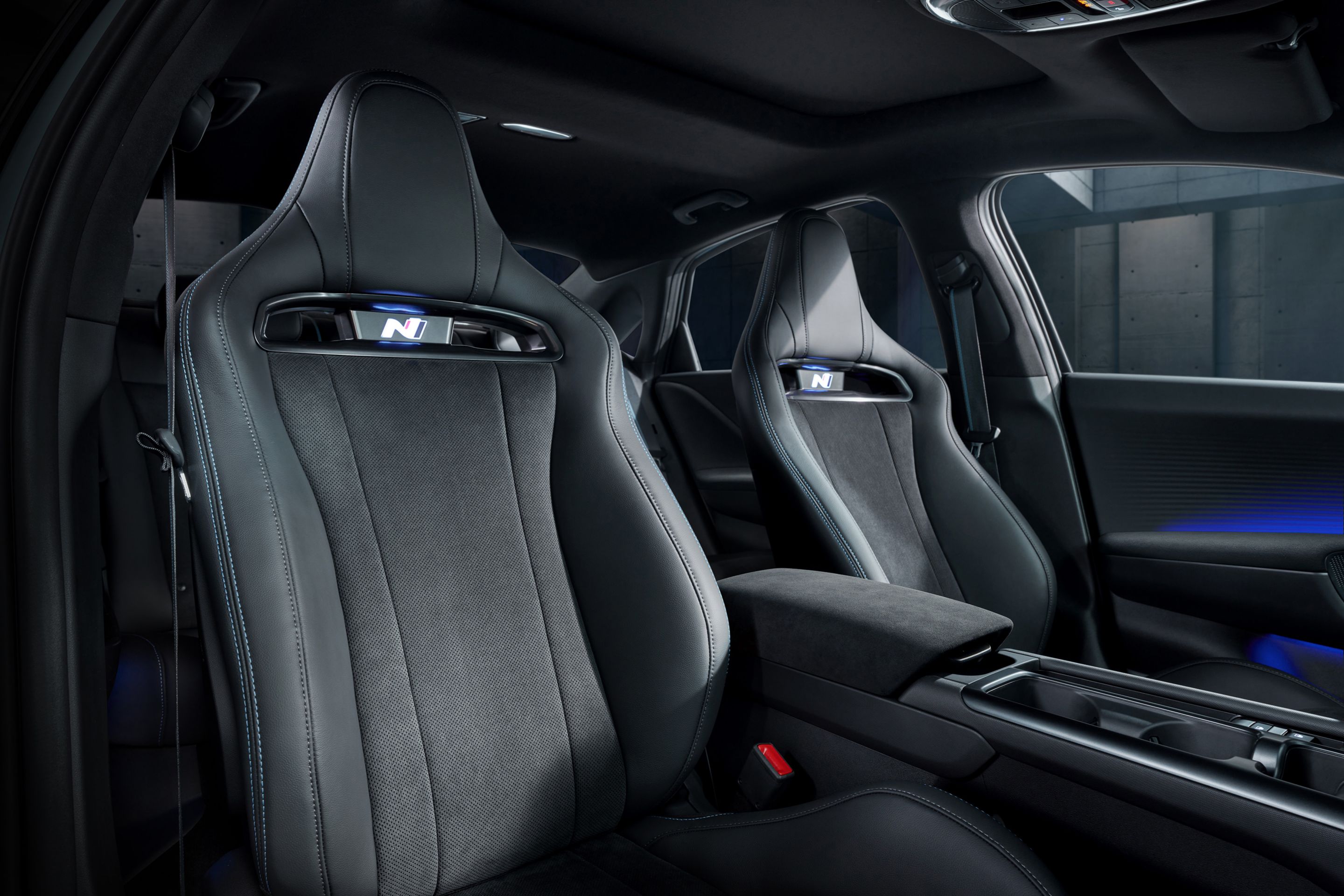 Hyundai IONIQ 6 N első sportülései, integrált N logókkal és prémium kialakítással.