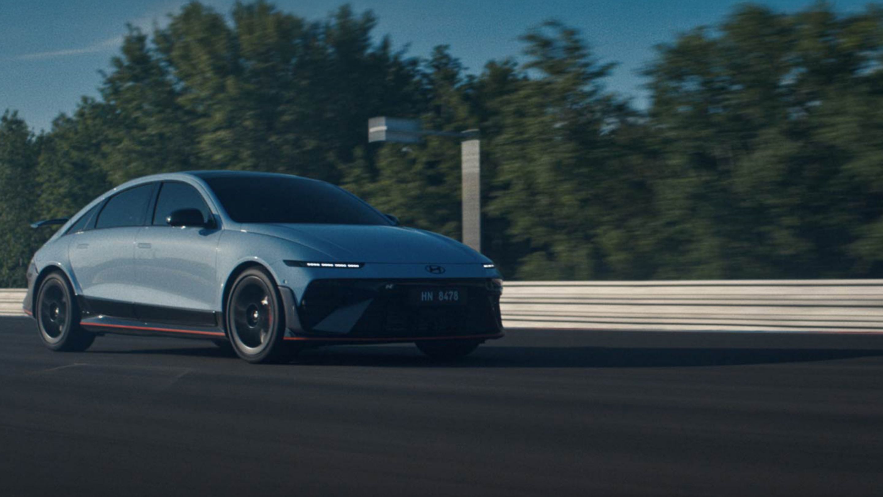 Hyundai IONIQ 6 N versenypályán száguld, a videó megragadja a modell sportos kiállását és sebességét.
