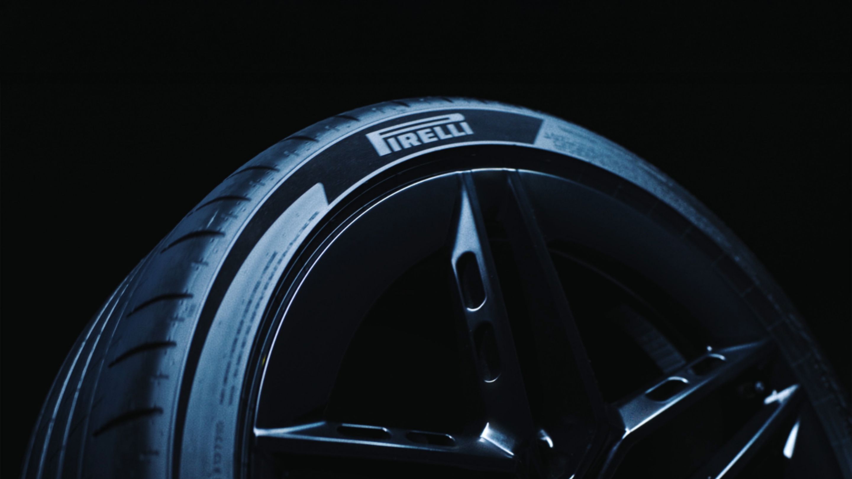 A Hyundai IONIQ 6 N Pirelli sportabroncsa és könnyűfém keréktárcsája stúdiófelvételen.